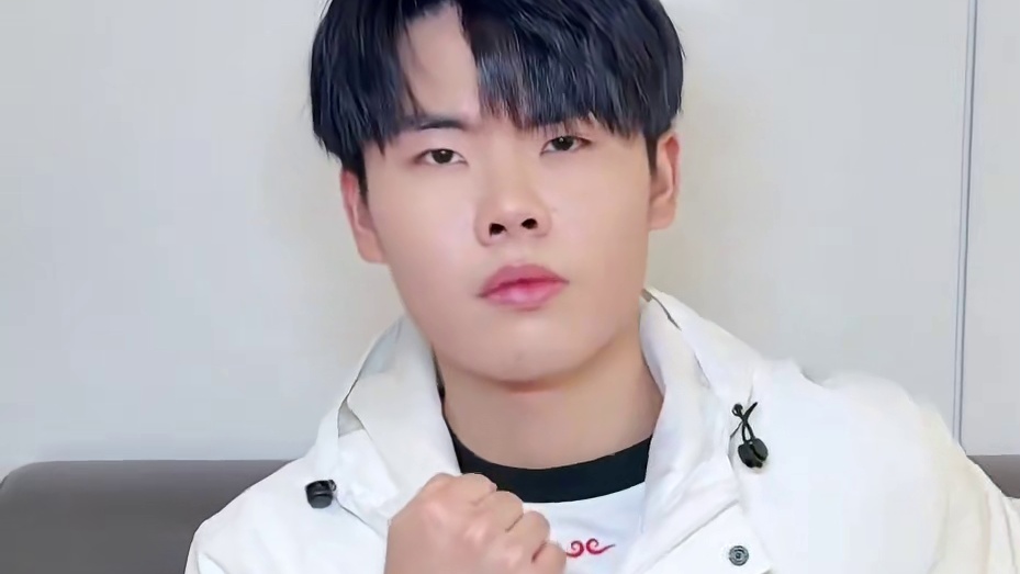 发了一条手势舞并拍了拍你