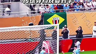 高清慢鏡頭欣賞下哈蘭德的卸球，然后傳球又穿襠戲耍對手