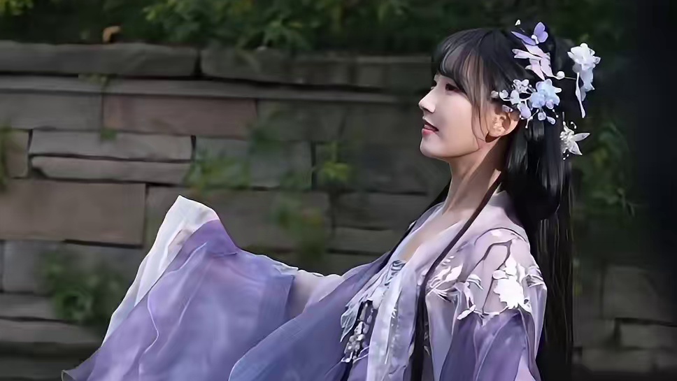 邂逅你的专属天气女友，众多美女任你挑选！