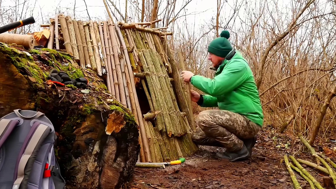 第2集：冰天雪地的天气，男人在一棵枯木里搭建了舒适的小屋