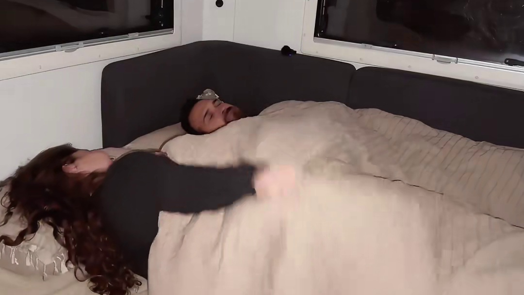 第1集：夫妻俩驾驶自制房车，雪天野外露营，度过冬季