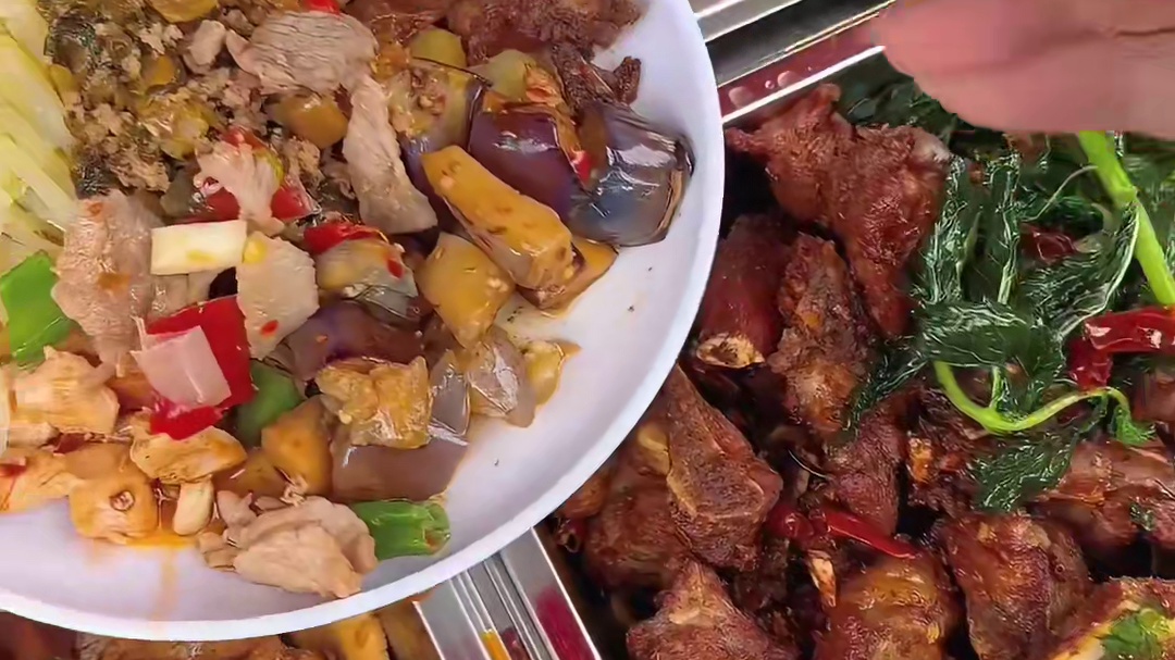 十三块一个人，薄荷炸排骨，红烧肉，回锅肉，腌菜肉沫，宫保鸡丁，泡椒炒肉…十多个菜随便吃！