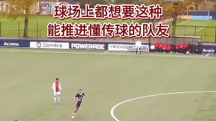 飞雪连天射白鹿的豪情，化作绿茵场上奋力奔跑的身影，每一次传球、每一滴汗水，都是足球人独有的浪漫诗篇。