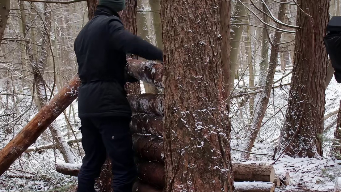 男人踏入荒野独居建造木屋庇护所，一场雪将体验感拉满 (1)