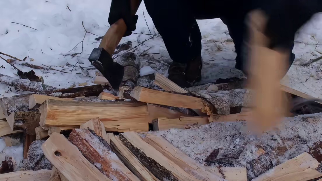 男人踏入荒野独居建造木屋庇护所，一场雪将体验感拉满 (3)