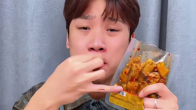 香香辣辣爆辣上头的鸡拐骨是真的好吃，满满的脆骨的鸡脚筋，香香辣辣，咯吱咯吱的