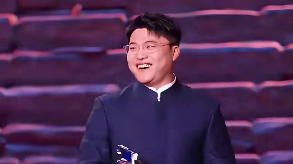 Uzi捧杯了faker笑了，Faker和Uzi打招呼