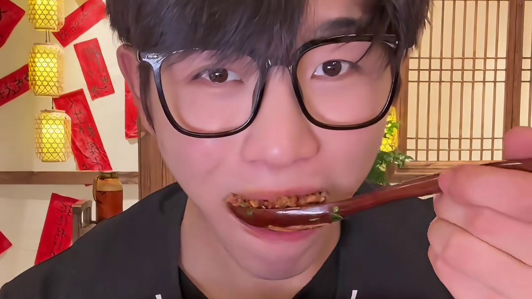 烟火气十足的爆辣火锅店！生活就像九宫格一样 永远不知道下一筷子藏着什么样的惊喜！