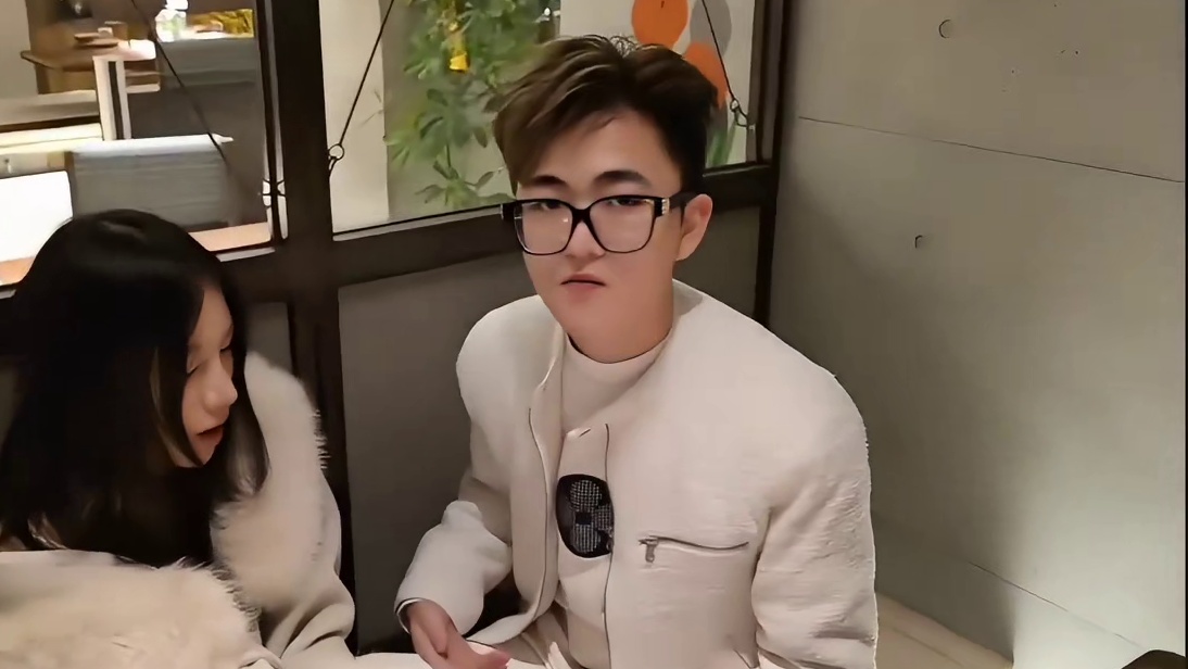 小六子亲上了。