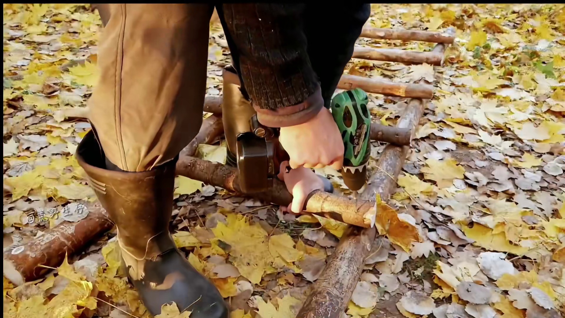 男人在暴风雪中，搭建一座可以避难的安全屋！