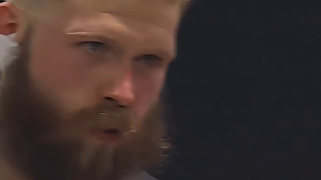 两个耳朵都打坏了，最后一巴掌打疼得哇哇直叫！当场弃赛！