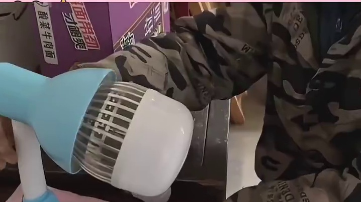 灯一亮爷爷竟被照成了孙子模样