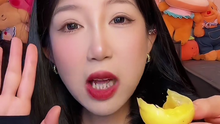 这个很甜哦！比大的甜！小小一个 可可爱爱的！就只是个头小！水分啥的都没变化哦！清甜皮薄汁水多！