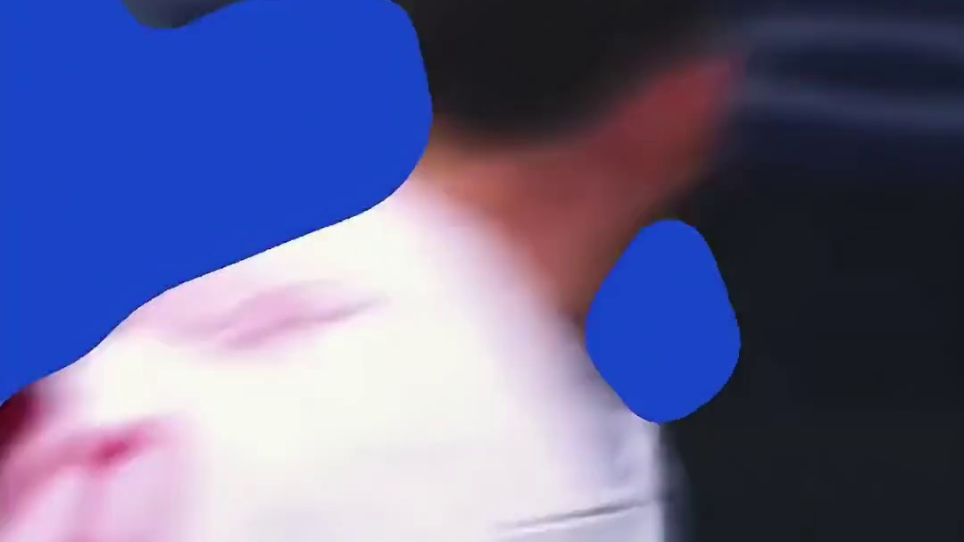 这位球员展现了一记标准的边路内切突破，随后以他那极具辨识度的招牌庆祝动作点燃全场热情