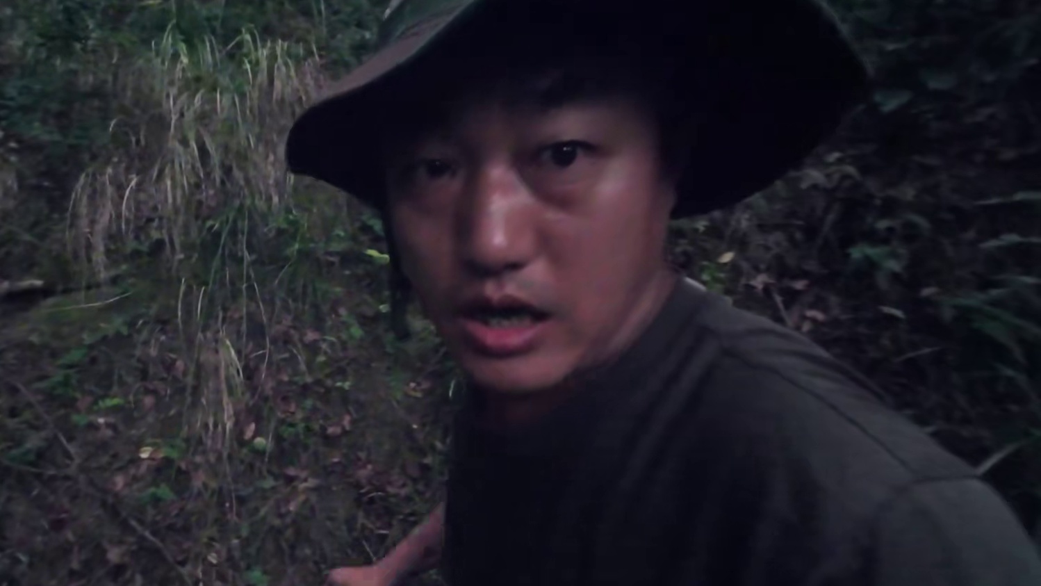 极限穿越迷失森林（10） 荒野美食板栗炖鸡，制作小船走出森林