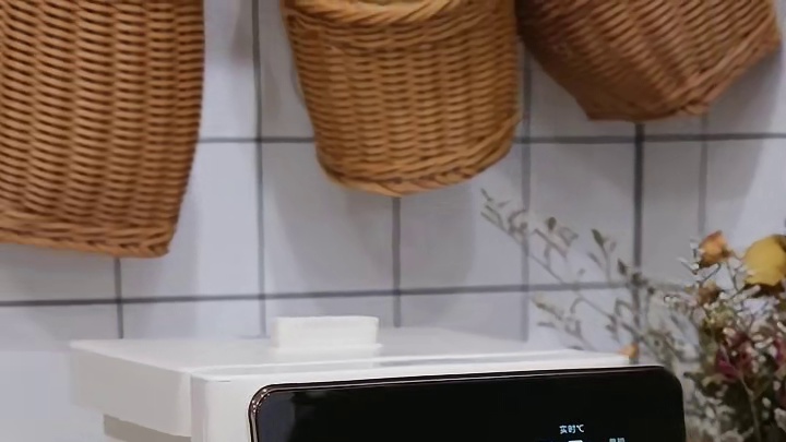 当饮水成为生活的日常仪式，美的小魔方电热水瓶携硬核科技而来，重新定义健康饮水新标准！