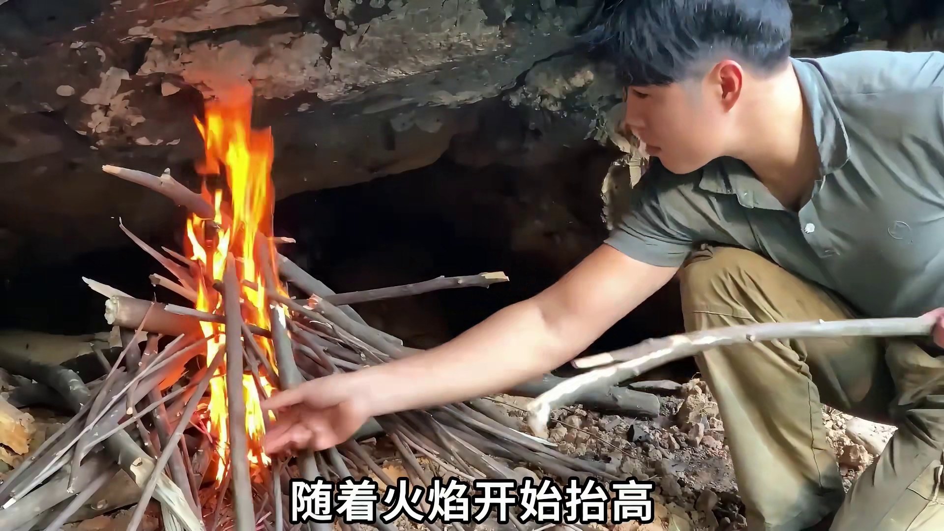 失恋的小王依靠自己的化学知识将石洞建造成百年石屋， 里面不仅有壁炉还有安全系数拉满的全木木门