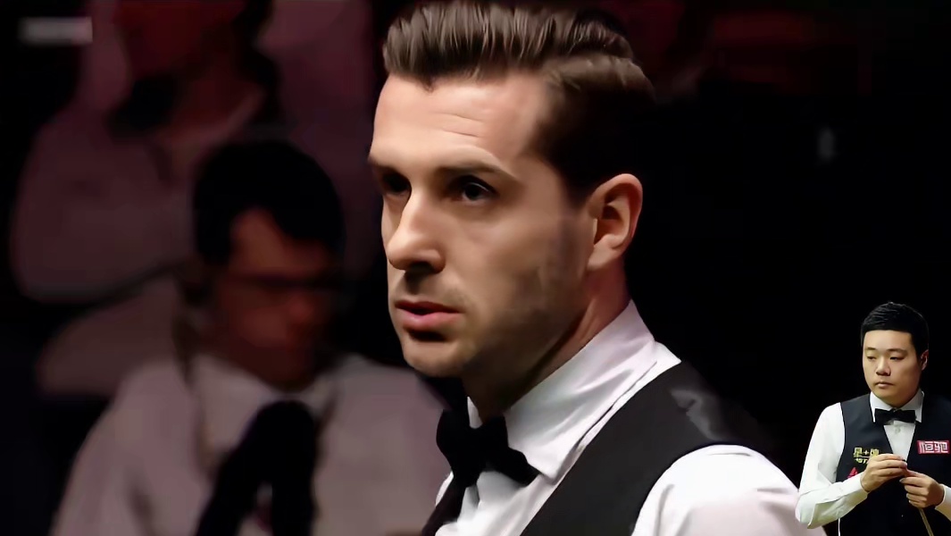 丁俊晖连续5杆斯诺克，塞尔比没扛住持续罚分，发脾气竟怒摔架杆 (2)