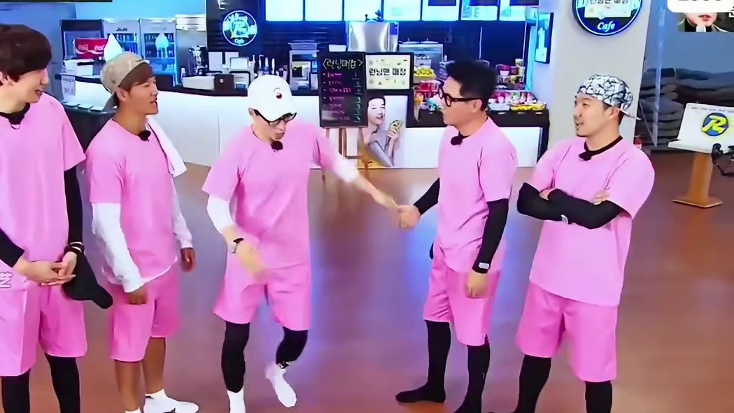 刘李兄弟堪称综艺史上最完美的搭档，刘在石有30万种戏耍之法，李光洙有极致的肮脏应对，将一期濒临崩盘的综艺拯救到封神  1