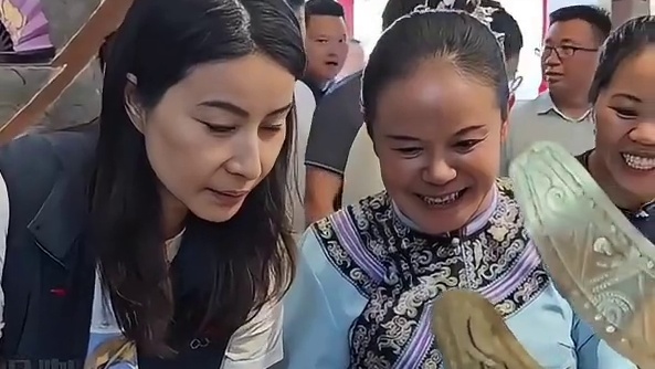 看到霍震霆看郭晶晶的眼神，才懂当年“下嫁”豪门的她，早已成了霍家光宗耀祖的存在