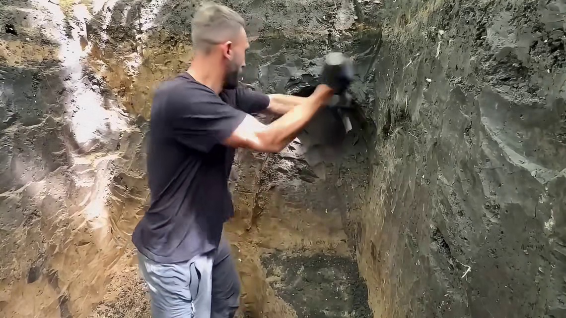 第1集：荒无人烟的野外，男人在一棵枯木下搭建了舒适的小屋