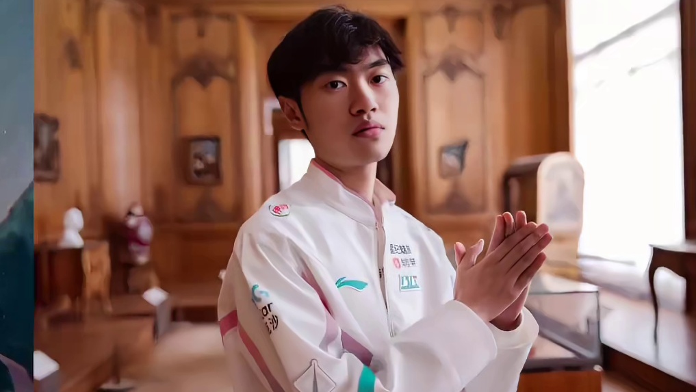 现在LPL冬季转会期消息满天飞！都要等LPL大哥左手落地为准，真的是闹麻了！​​​