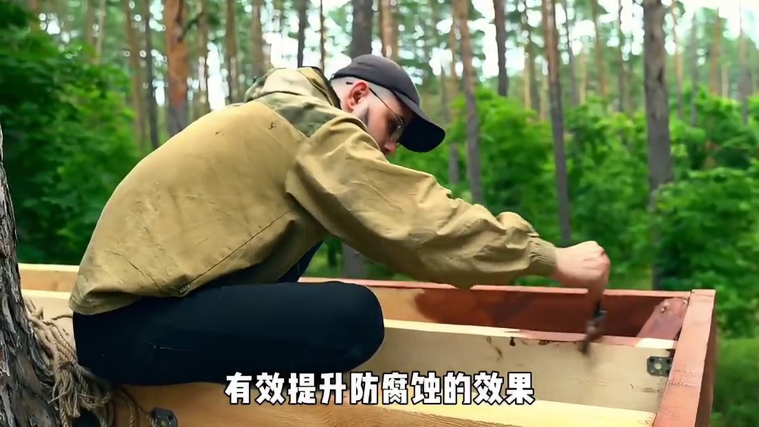 男人在荒野地带搭建出空中树屋，这样的庇护所实在是安全感十足 (1)