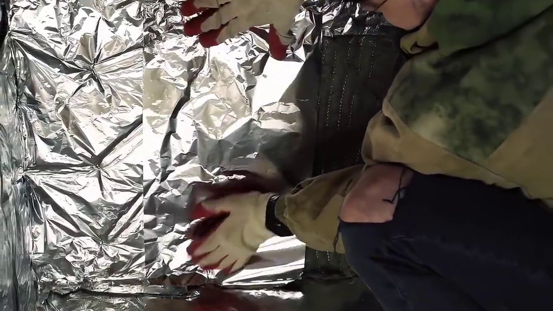 男人在荒野地带搭建出空中树屋，这样的庇护所实在是安全感十足 (3)