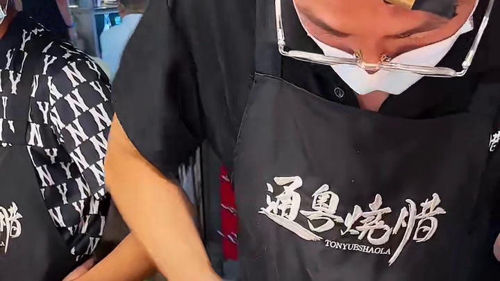 云南街头的烧腊，老板刀工快到出残影