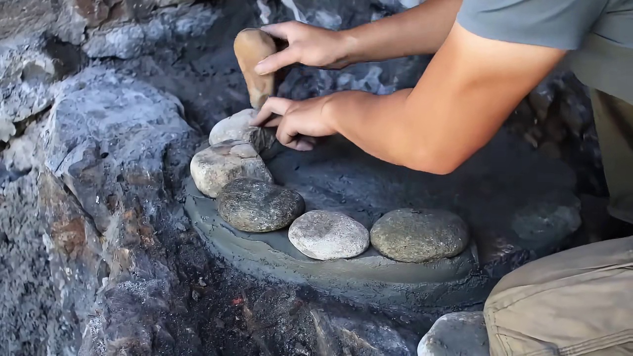 今天小王将卧室搭建好后，继续制作全手工门窗，晚上就能安稳入睡 #