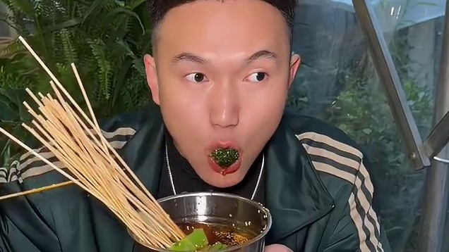 没想到南充这种国际大都市！88块钱就可以吃一顿串串！而且还是一串三吃