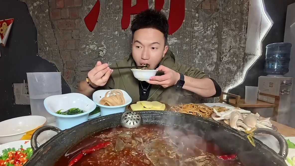 天府三街88四个人吃一顿火锅！而且道道都是硬菜！