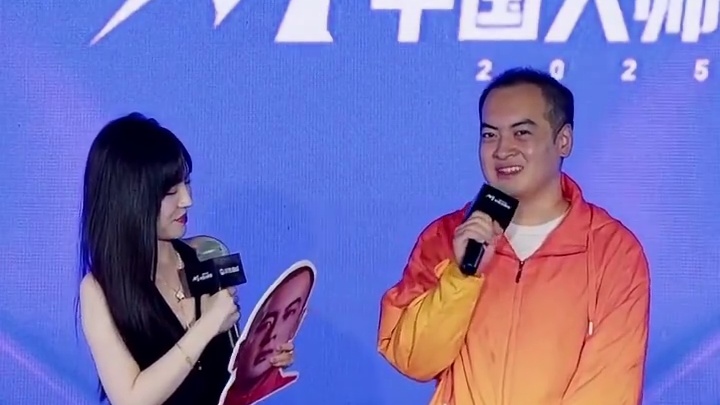 线下观赛的朋友真是有福了，泽龙赛后采访，不仅还有立牌，甚至泽龙还会亲自解说和粉丝的solo赛。