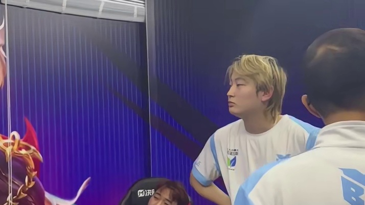 YBG教练第一时间安抚队员，不要气馁打出风采，还有机会