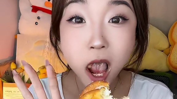 之前爆火的大大大铜锣烧来咯！！一口下去属实满足！奶油更多更厚实！