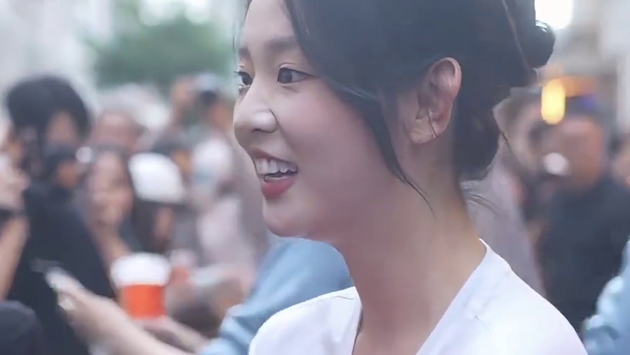 执行 小组任务，扮成“花生人”招揽生意的