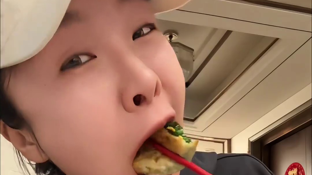 本来说好晚上不吃的，结果连着吃了好几块儿！幸好有日料救了我！不然我可以一直吃！！！ #