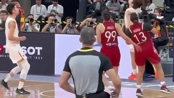 又萌又帅又美的女篮姐姐们，这下是真要喝点中药调理一下了…