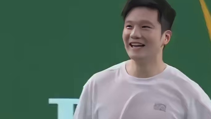 樊振东打网球职业病犯了