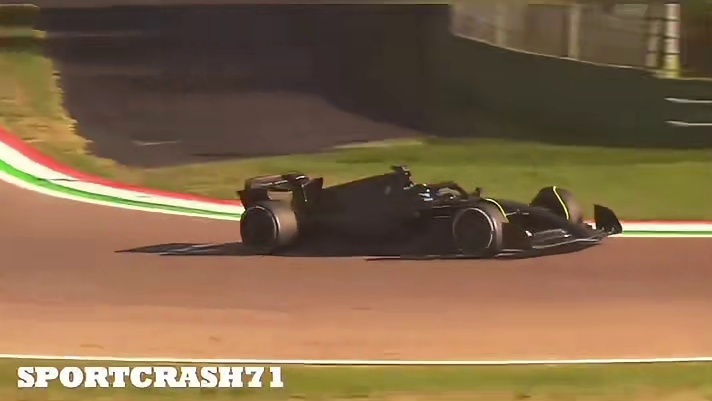 佩雷兹试驾法拉利SF-23 塞尔吉奥·佩雷兹加盟凯迪拉克F1车队后首次为该车队进行官方测试，佩大师驾