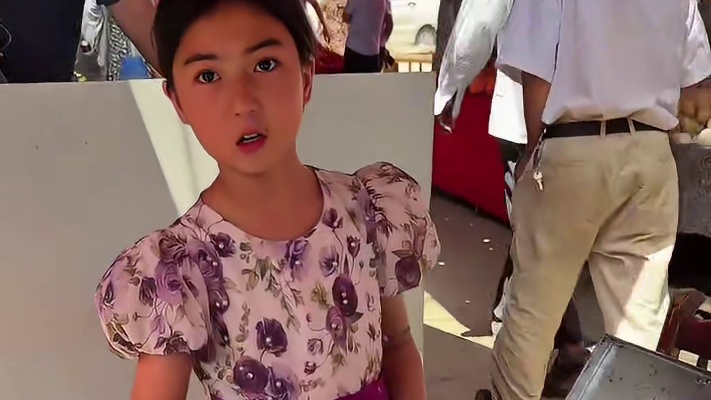 新疆街头特色芝麻馕坑肉 大串肉串配上芝麻好香