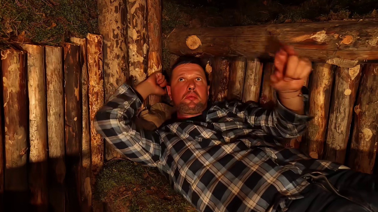 第2集：为了躲避野兽的袭击，男人在地下给自己搭建了隐秘的小屋