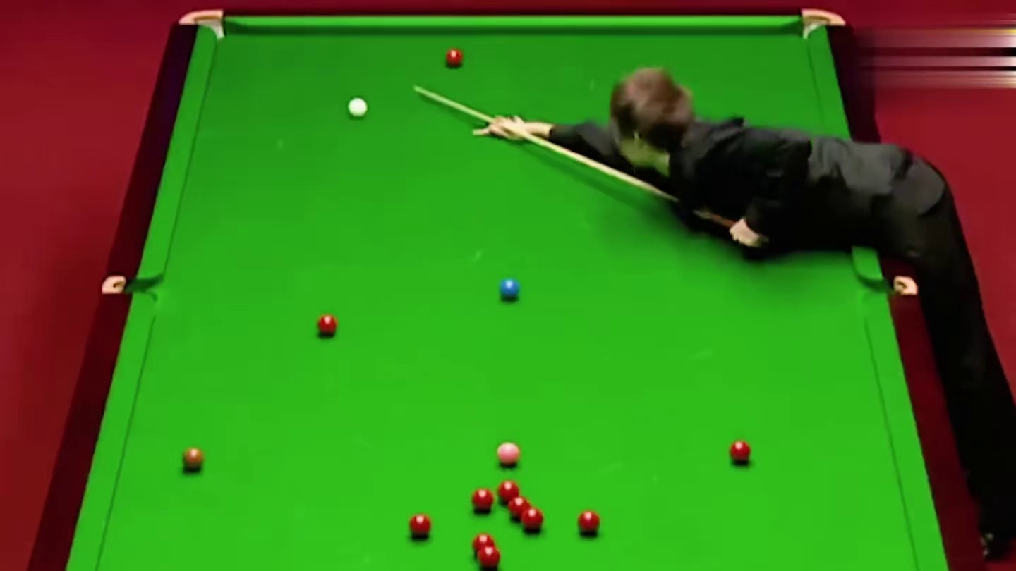 离谱准度看的希金斯满脸无奈，观众热血沸腾