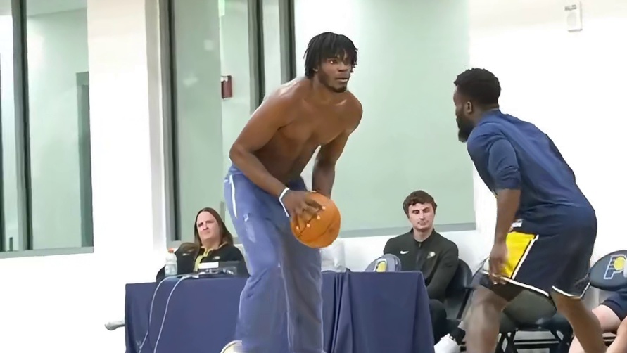 贾雷斯沃克以NBA新秀身份重回休斯敦大学