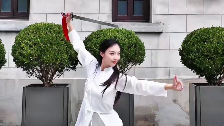 “捻过花，惹了白，月下举杯敬沧海”