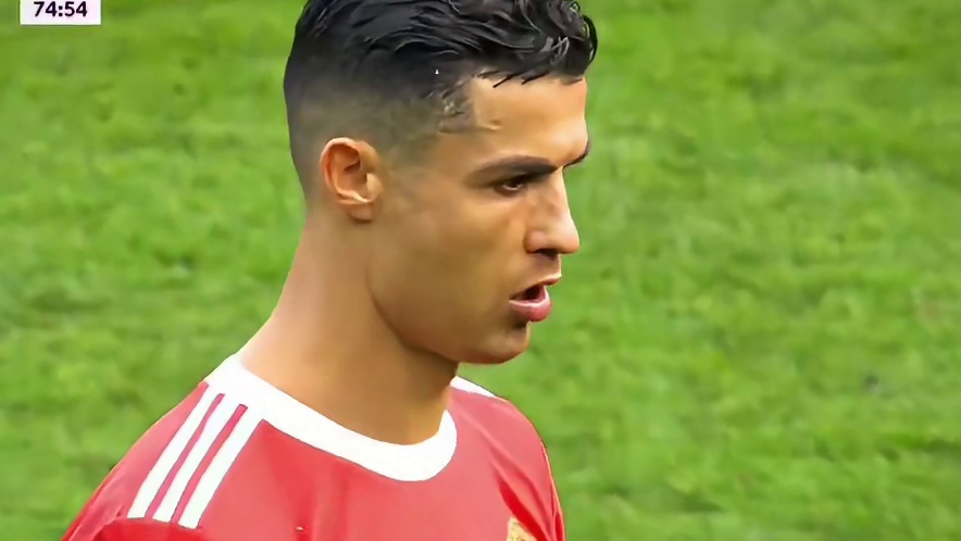 如果你觉得足球运动员37岁挺着大肚子上采访的时候，为何不看看37岁的C罗