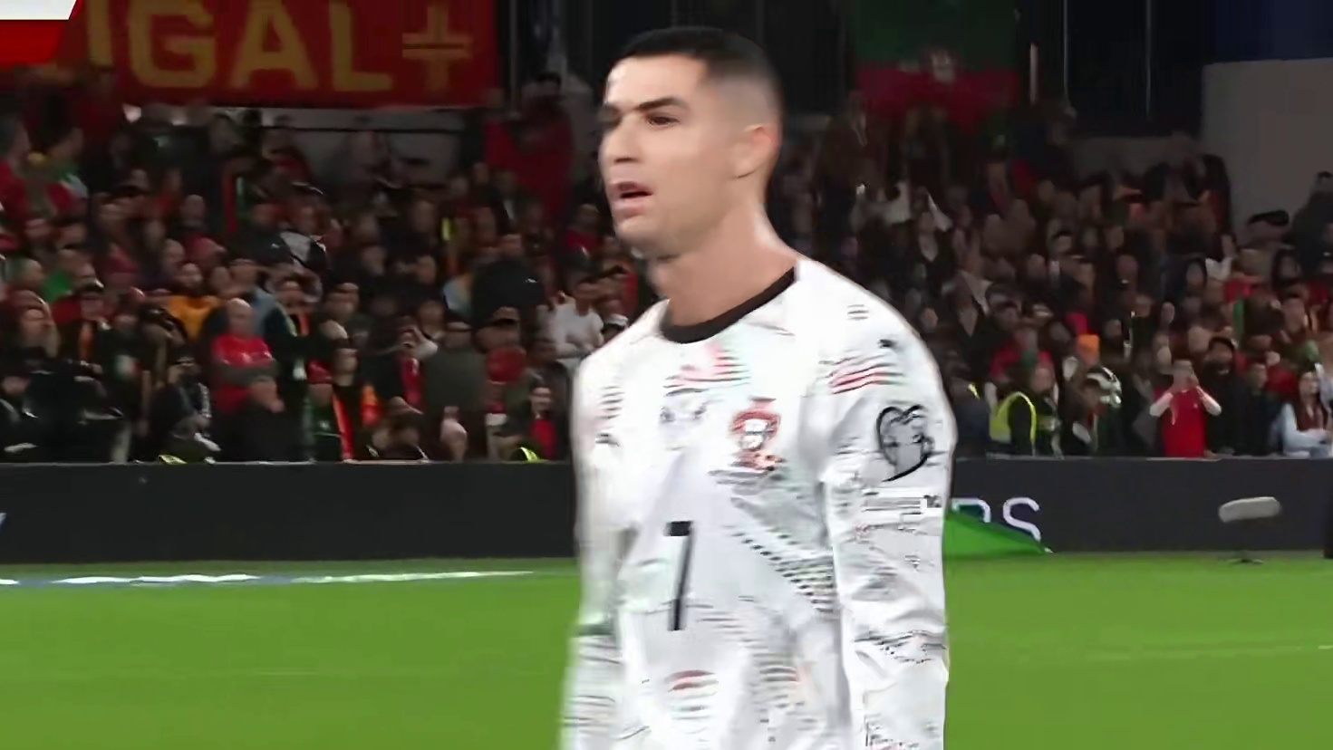 不太理智！ 报复性肘击对手染红，爱尔兰球迷集体回击哭泣手势 #