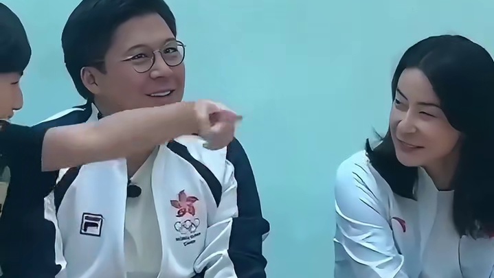 2004年，霍启刚甘愿约法三章苦等郭晶晶8年，如今20年过去他用3个秘诀维系婚姻
