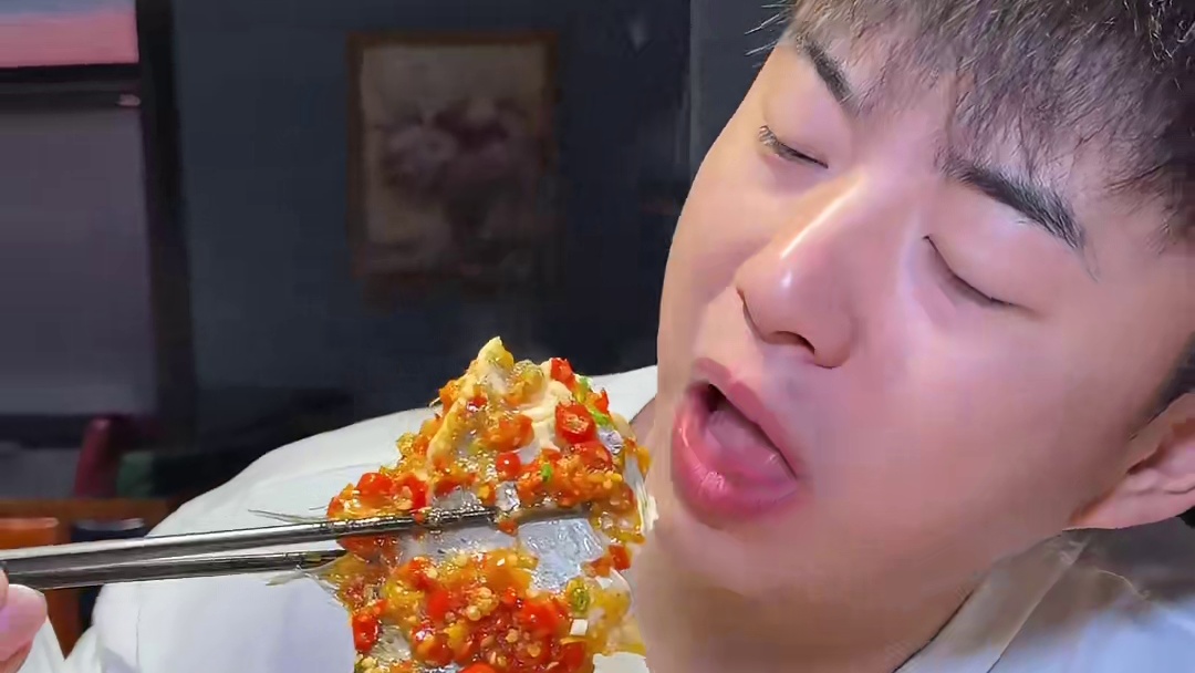 三年沉淀，今日决战！鲜椒辣炖的江西牛蹄花加上鸡爪鸭三件的混合双打，冬日深夜体验唇舌触电的江西爽辣！#