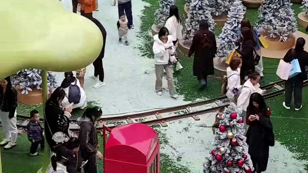 观音桥启元光里，11月7日-12月27日，周五周六晚上有下雪